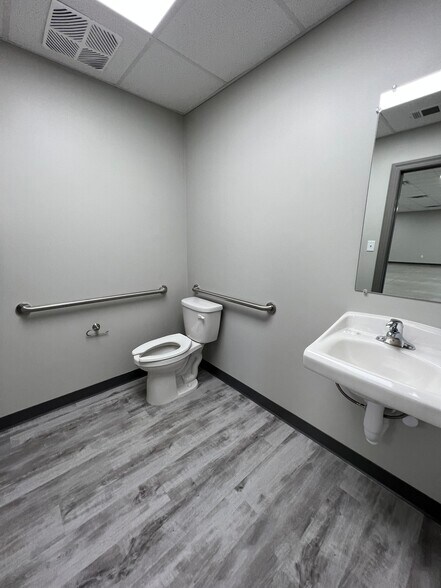 More Photos Of 192 Oakland Pky, Leesburg Office For Lease