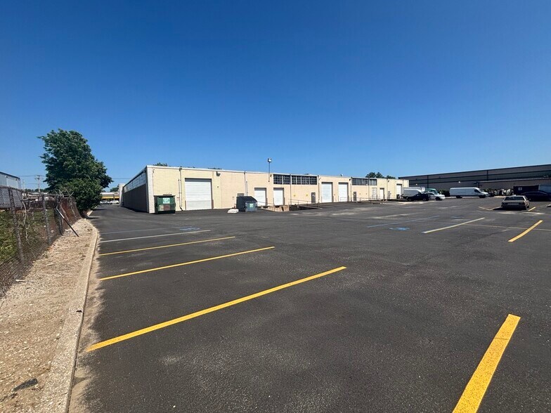 More Photos Of 1930-1940 New Hwy, Farmingdale Warehouse For Sale
