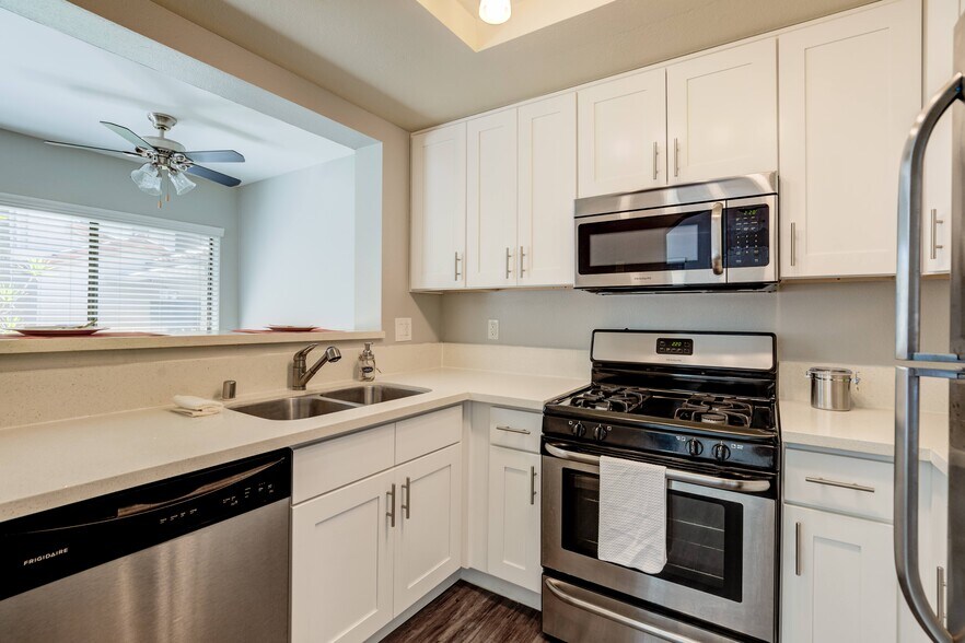More Photos Of 1318 N Mansfield Ave, Los Angeles Apartments For Sale