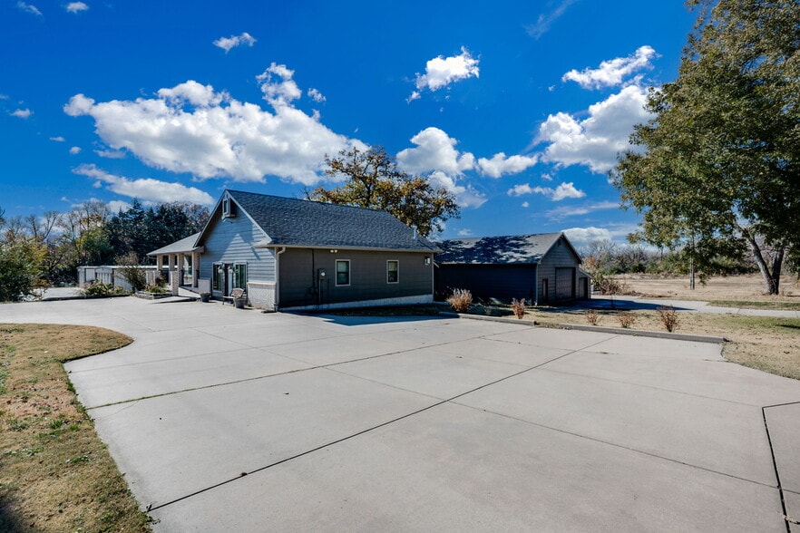 More Photos Of 121 S Water St, Derby Office For Sale