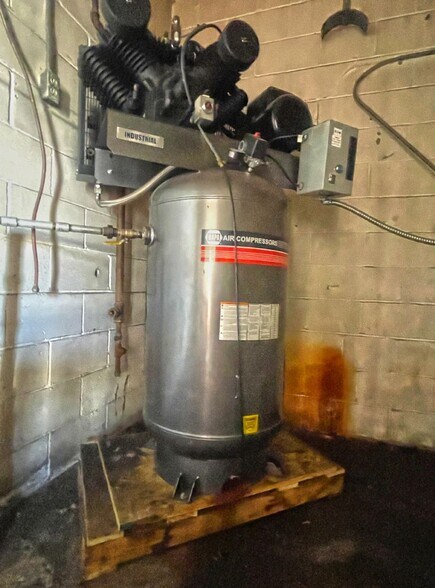 More Photos Of 1101 W Sheridan Ave, Shenandoah Auto Repair For Sale