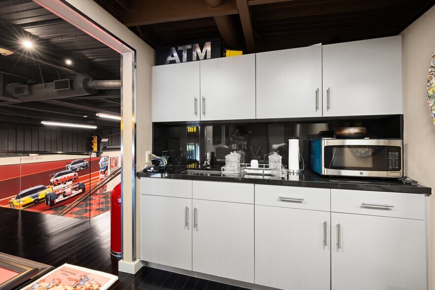 More Photos Of 2134 S Sepulveda Blvd, Los Angeles Showroom For Sale