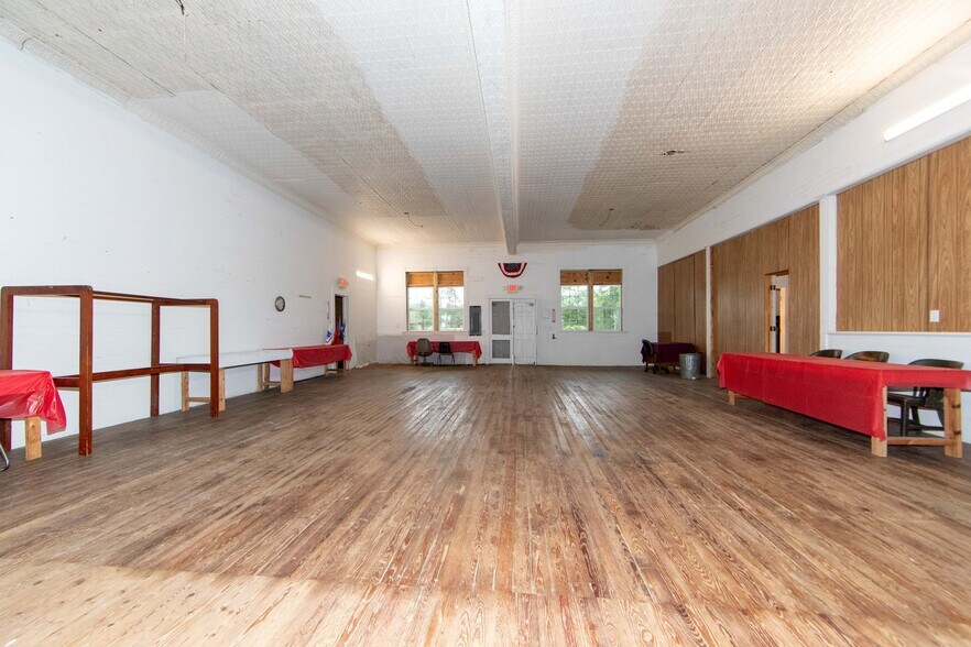 More Photos Of 913 Old Buckingham Rd, Cumberland Lodge Meeting Hall For Sale
