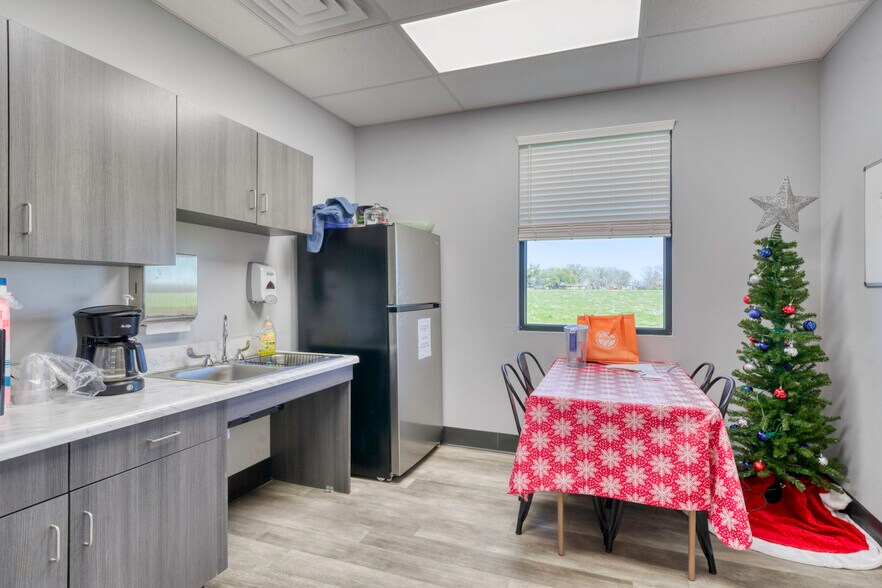 More Photos Of 2006 East Main, Madisonville Medical For Lease