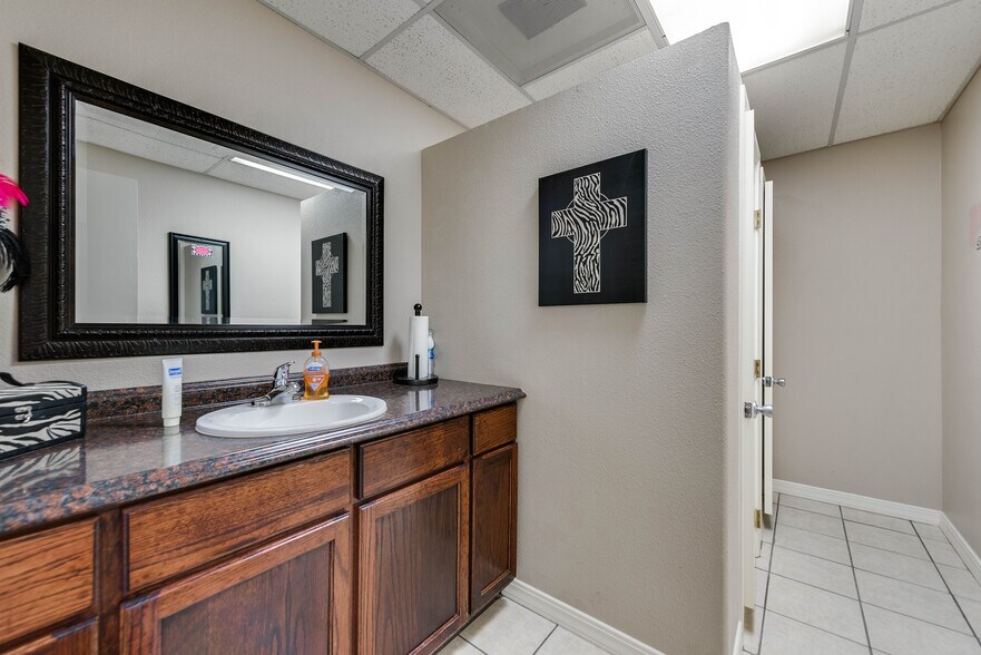 More Photos Of 1001 Austin St, Midland Religious Facility For Sale