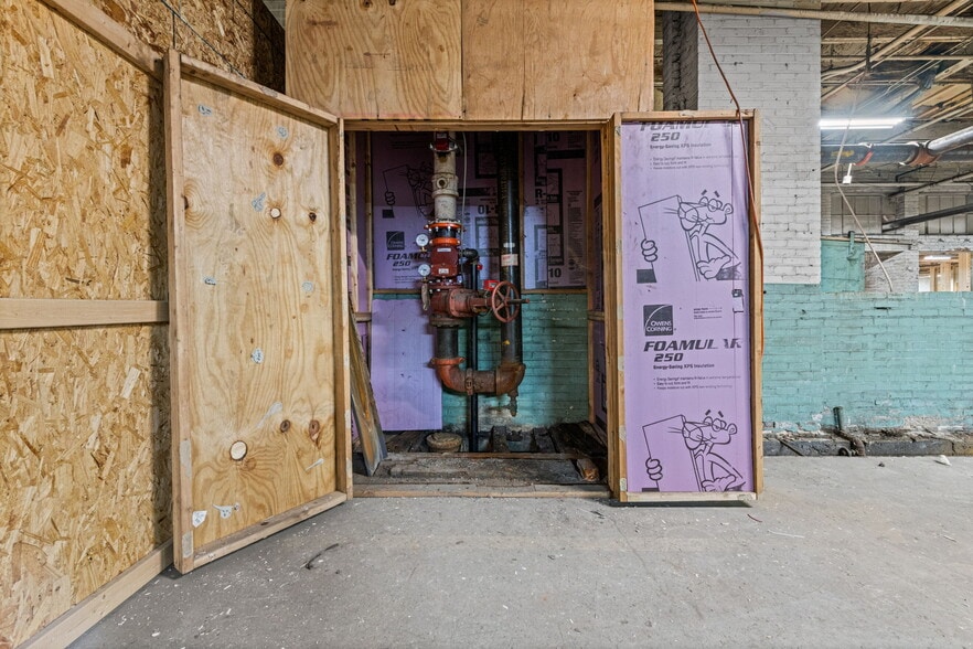 More Photos Of 4444 Lawton Ave, Detroit Warehouse For Sale