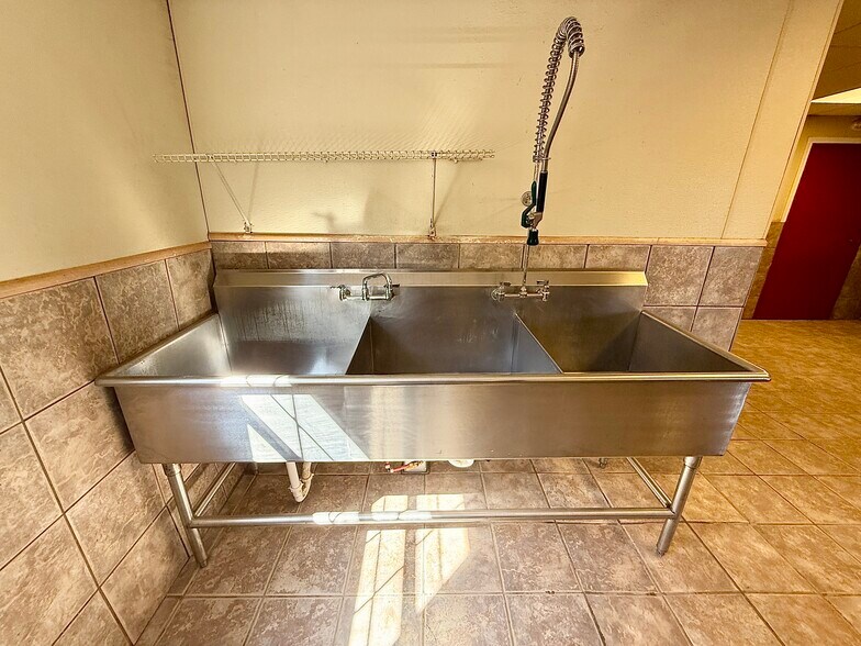 More Photos Of 903 15th St, Ozona General Retail For Sale