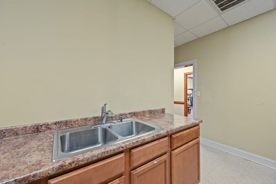 More Photos Of 441 Kinston Hwy, Richlands Office For Sale