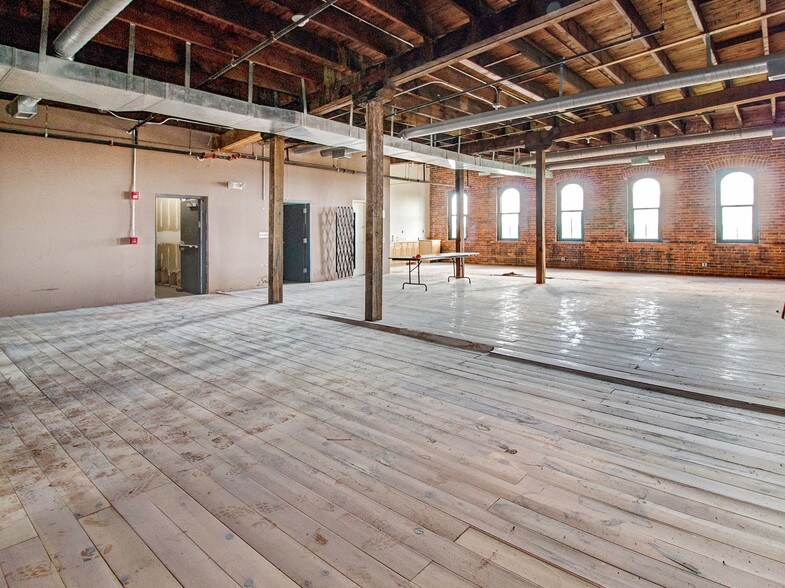 More Photos Of 2630 Charlevoix St, Detroit Office For Sale