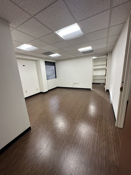 More Photos Of 5102 W Village Green Dr, Midlothian Office For Lease