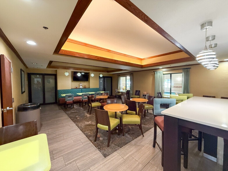 More Photos Of 5653 Tinker Diagonal St, Oklahoma City Hotel For Sale