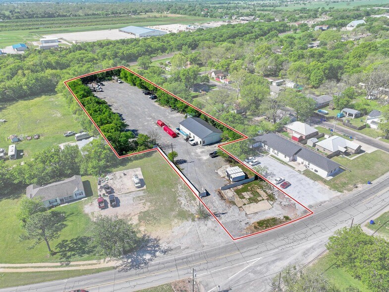 More Photos Of 816 E Main St, Whitesboro Warehouse For Lease