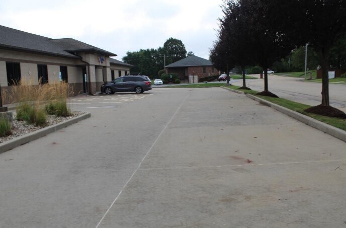 More Photos Of 124 Springfield Ct, O'Fallon Medical For Lease