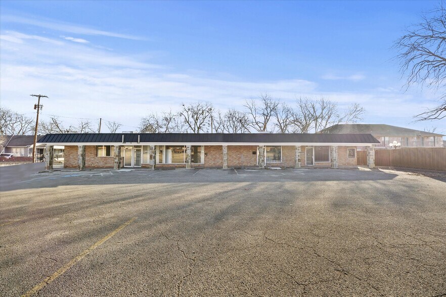 More Photos Of 2108 Monroe St, Commerce Showroom For Lease