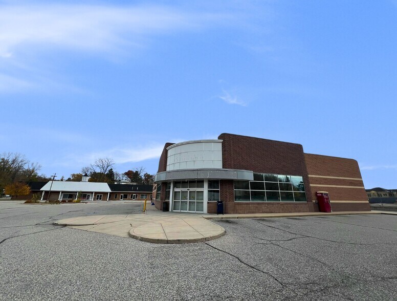 More Photos Of 431 W Lincoln Ave, Ionia Drugstore For Lease