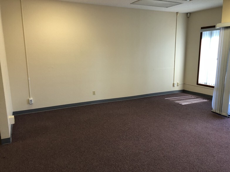 More Photos Of 4660 Portland Rd, Salem Office For Lease
