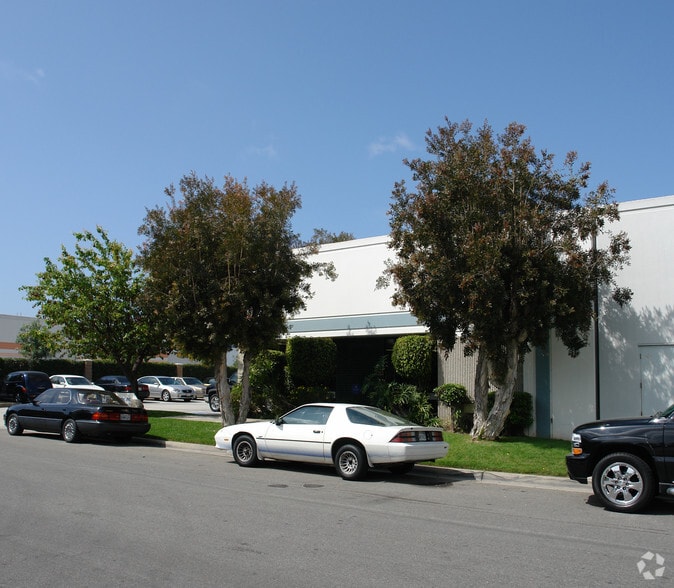 More Photos Of 17811 Georgetown, Huntington Beach Warehouse For Lease
