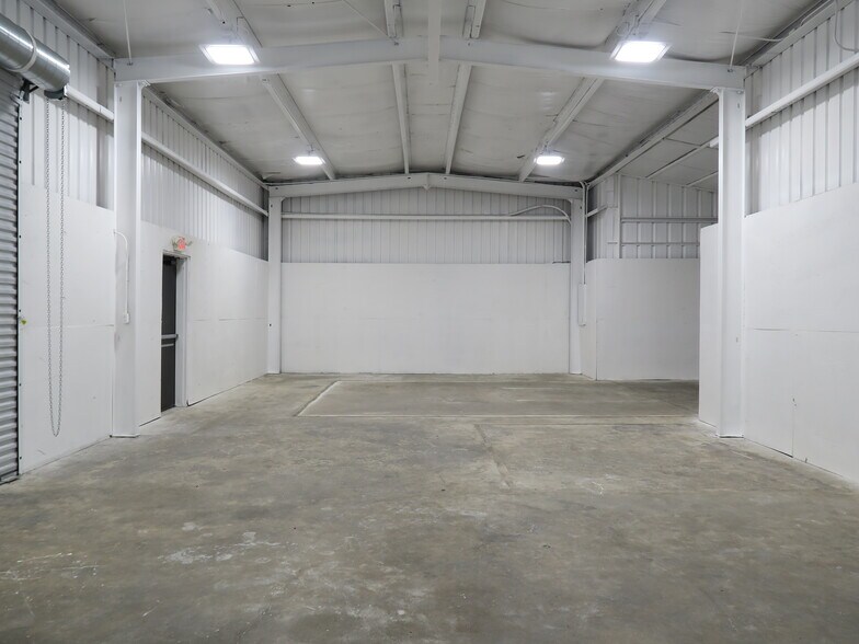 More Photos Of 5638 Star Ln, Houston Auto Dealership For Lease