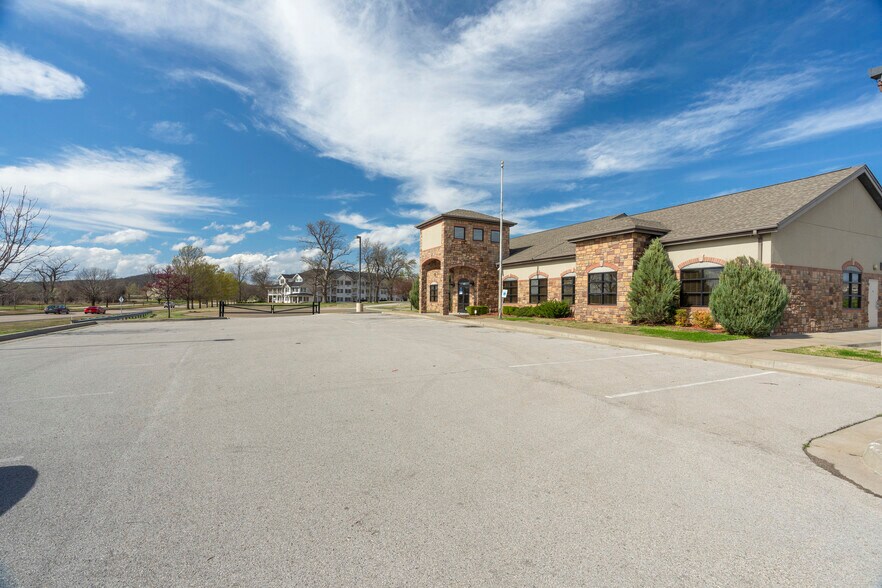 More Photos Of 7447 Riverside Pky, Tulsa Bank For Lease