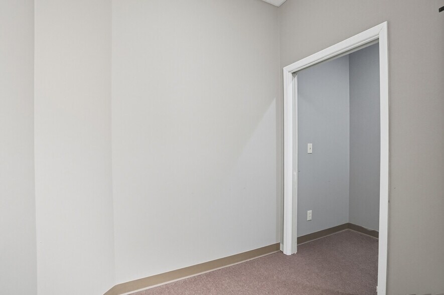 More Photos Of 1104-1124 Kemper Meadow Dr, Forest Park Storefront For Lease