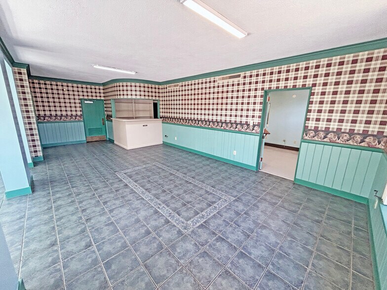 More Photos Of 1304 Government St, Mobile Veterinarian Kennel For Sale