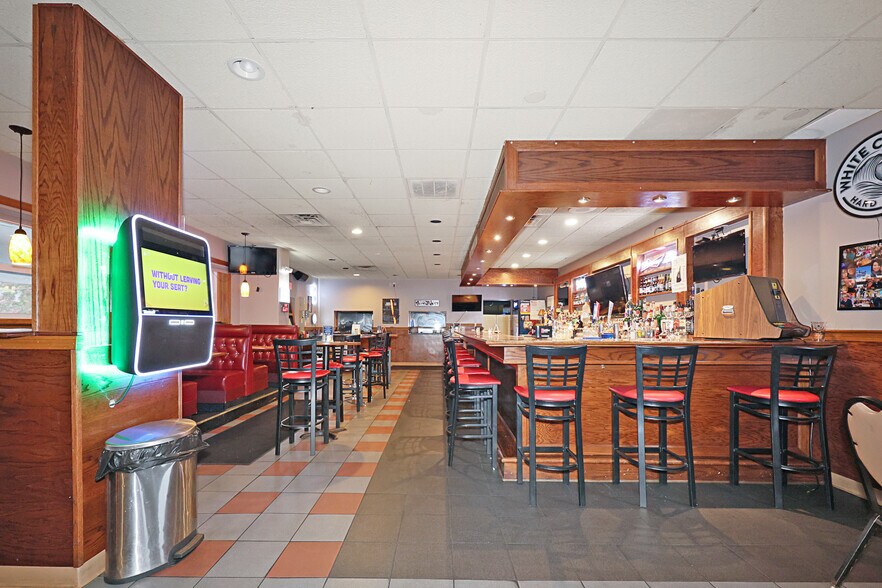 Primary Photo Of 128 Maple St, Manchester Restaurant For Sale