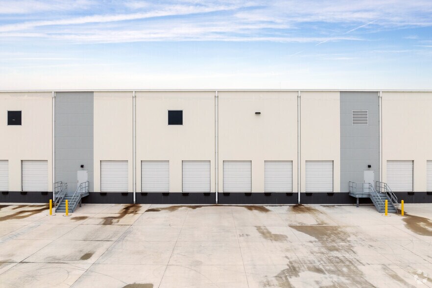 More Photos Of 4811 N Interstate 35, Georgetown Distribution For Lease