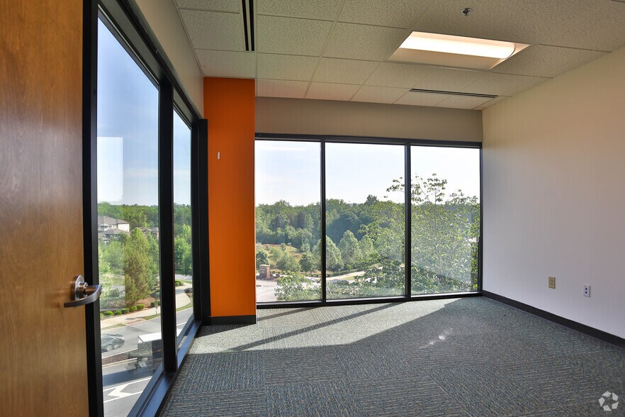 More Photos Of 124 Verdae Blvd, Greenville Office For Lease