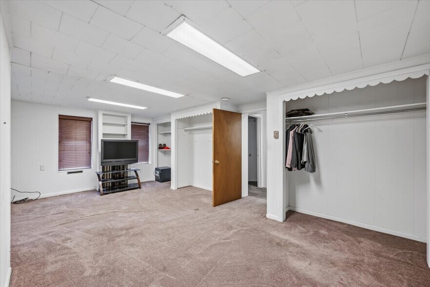 More Photos Of 402 W Moorestown Rd, Nazareth Medical For Sale
