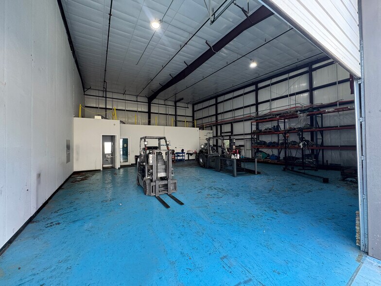 More Photos Of 202 Industrial Blvd, Sugar Land Warehouse For Sale