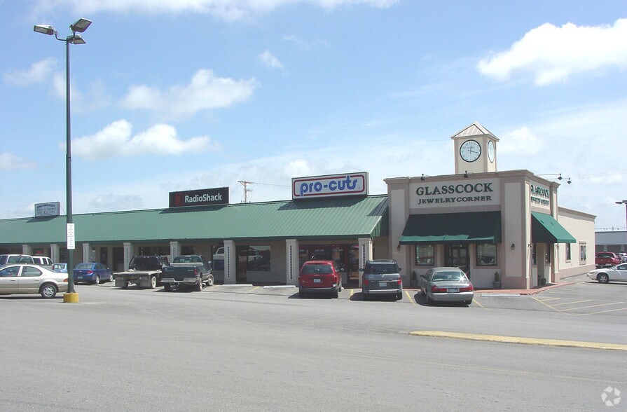 More Photos Of 721-727 N Charles St, Warrensburg General Retail For Lease