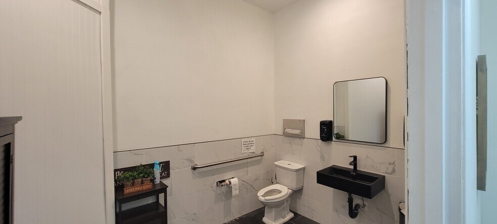 More Photos Of 640 Grand Ave, San Marcos Freestanding For Lease