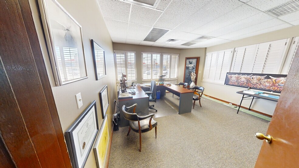 More Photos Of 714 E Rose Ln, Phoenix Office For Lease