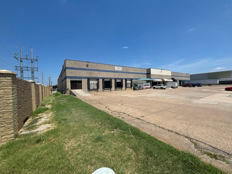 More Photos Of 2125-2127 Exchange Dr, Arlington Distribution For Lease