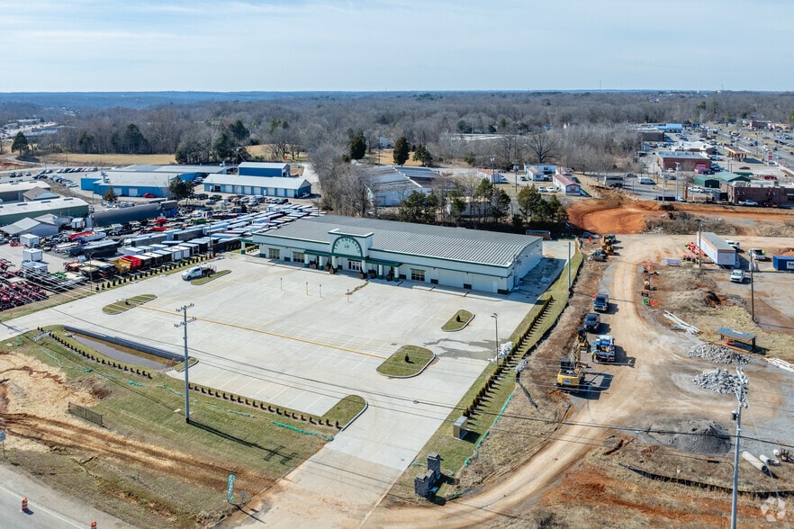 More Photos Of 2631 Highway 41A Byp, Clarksville Department Store For Lease