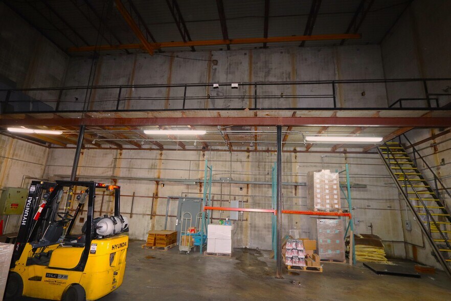 More Photos Of 1625 Airport Rd, Conroe Warehouse For Sale