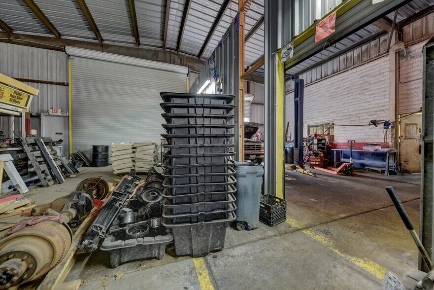 More Photos Of 307 E Alamo St, Brenham Auto Repair For Sale