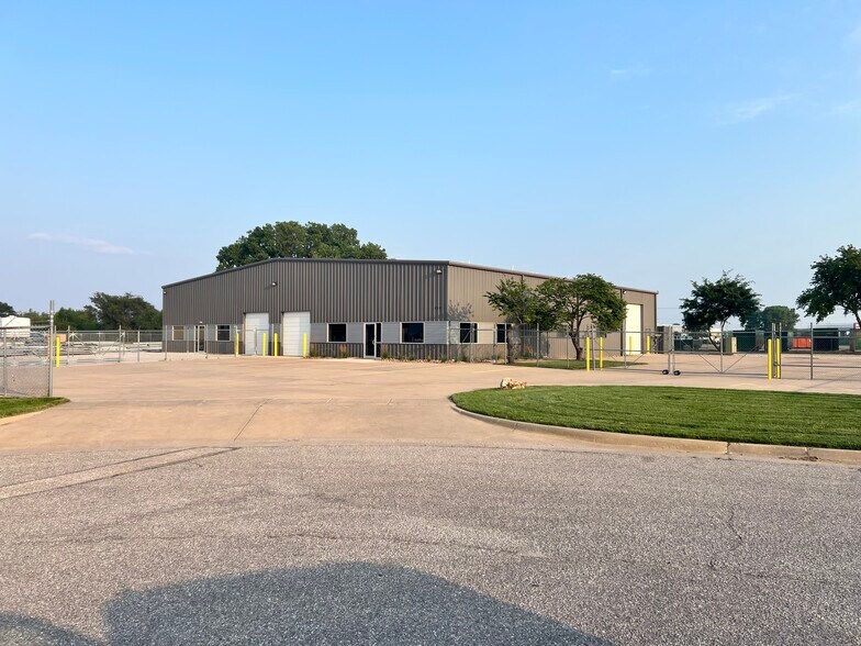 More Photos Of 4321 W 29th Cir S, Wichita Warehouse For Lease