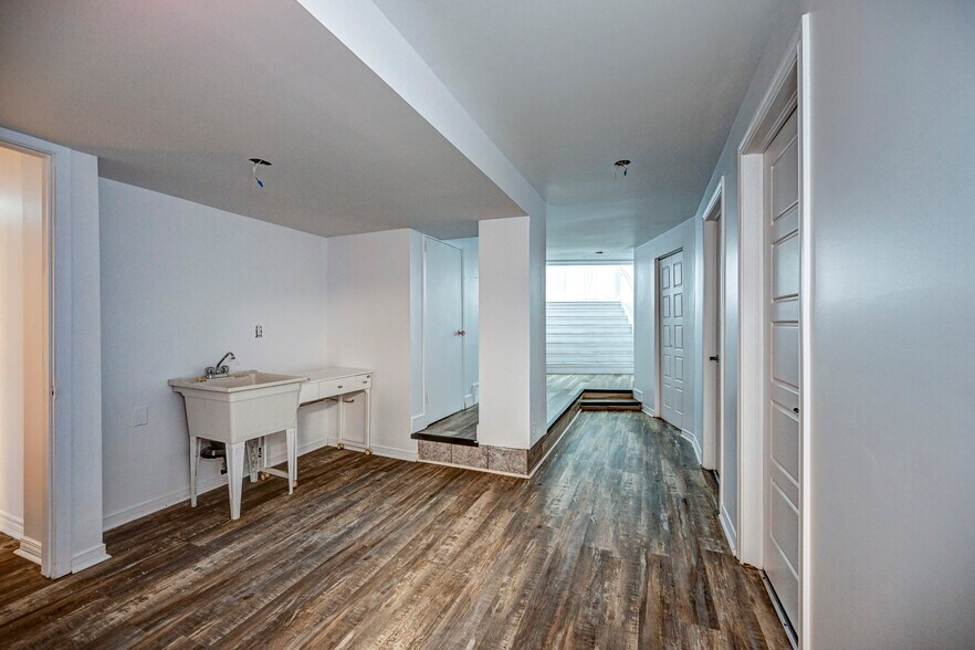 More Photos Of 103 Boul Perrot, L'Île-Perrot Storefront For Sale