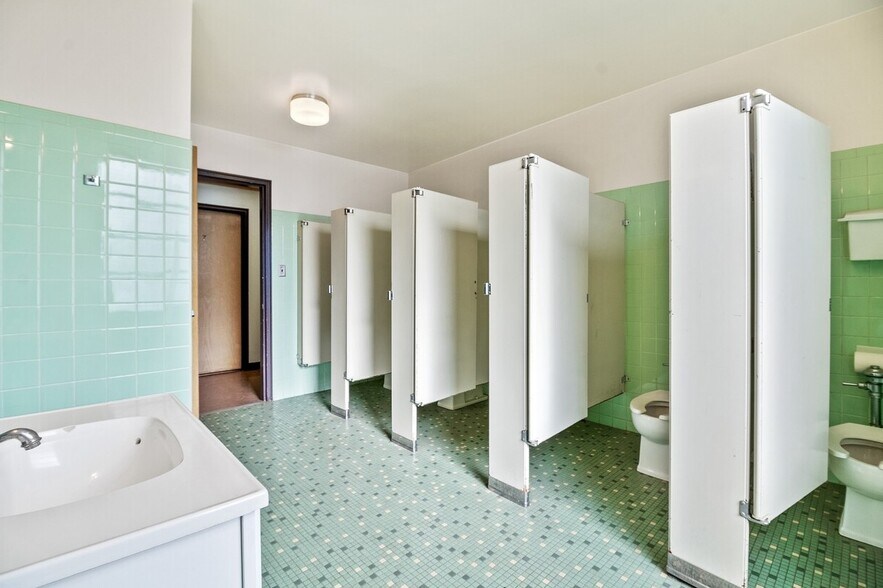 More Photos Of 8231 S South Shore Dr, Chicago Schools For Sale