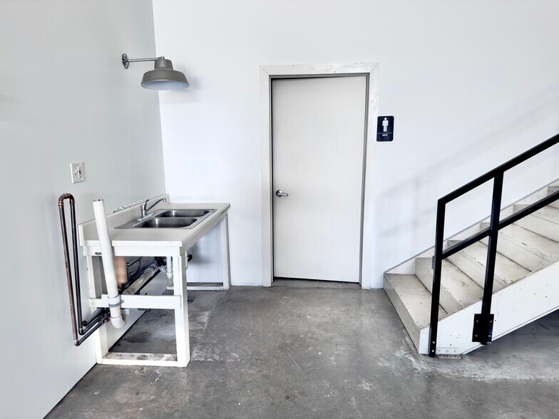 More Photos Of 1019 Rail Dr, Woodstock Warehouse For Lease