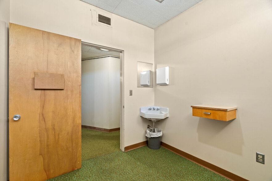 More Photos Of 6601 SE Foster Rd, Portland Storefront Retail Office For Sale