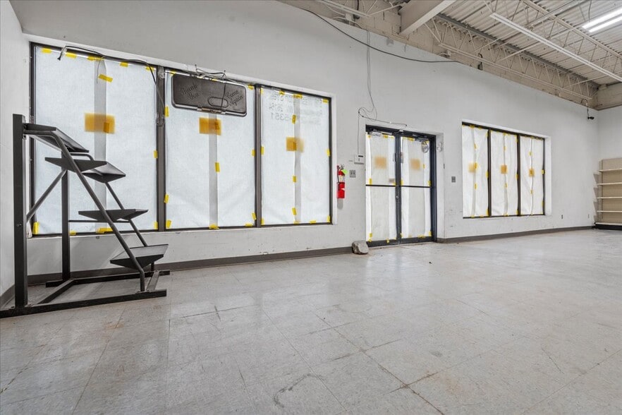 More Photos Of 516 Washington St, Ravenswood Freestanding For Sale