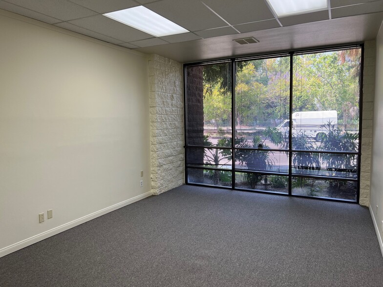 More Photos Of 18344 Oxnard St, Tarzana Warehouse For Lease