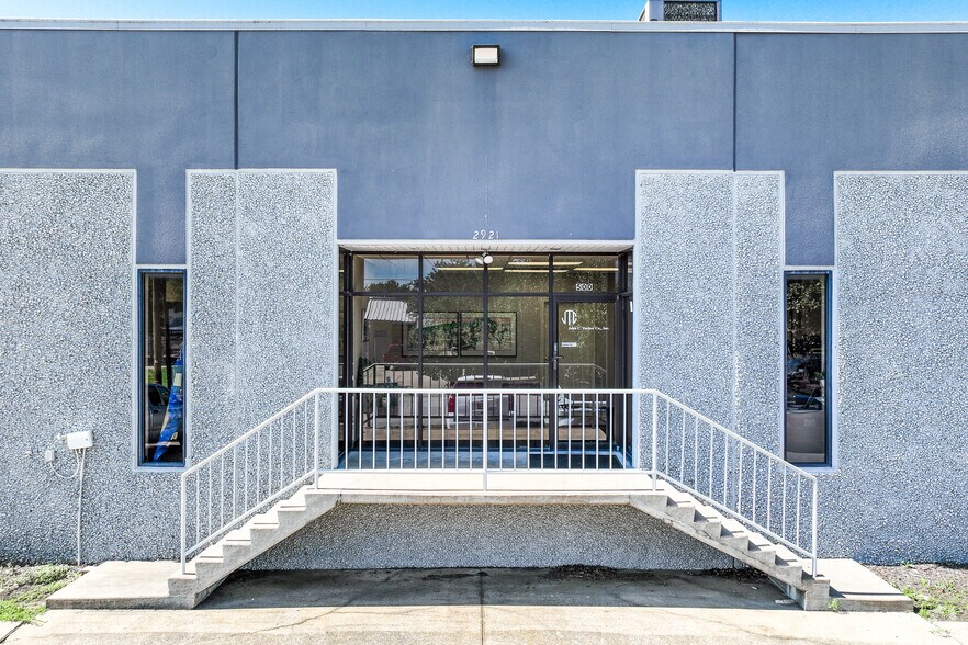 More Photos Of 2901 Suffolk Dr, Fort Worth Unknown For Lease