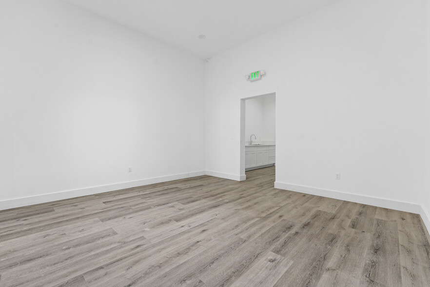 More Photos Of 5310-5314 Laurel Canyon Blvd, Valley Village Freestanding For Sale