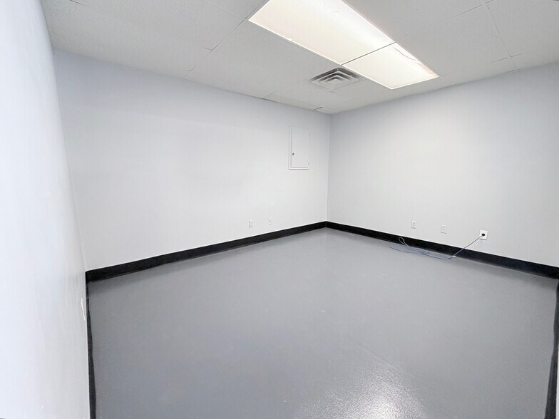 More Photos Of 701 SW 1st St, Oak Grove Industrial For Lease