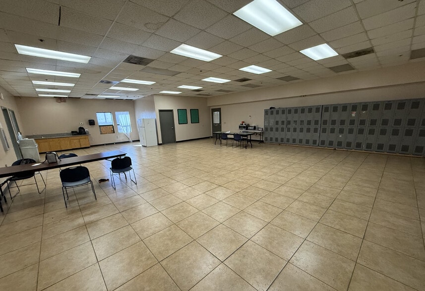 More Photos Of 4932 W Colter St, Glendale Warehouse For Sale