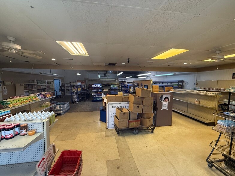 More Photos Of 503 E Oakwood St, Tyler Distribution For Sale