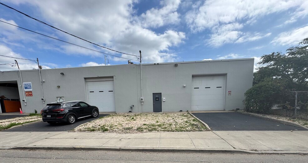 More Photos Of 130-138 Railroad St, Huntington Station Warehouse For Lease